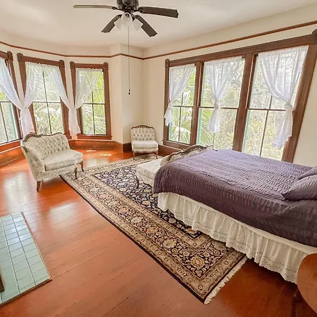Cozy Victorian Apartment Downtown Sleeps 5